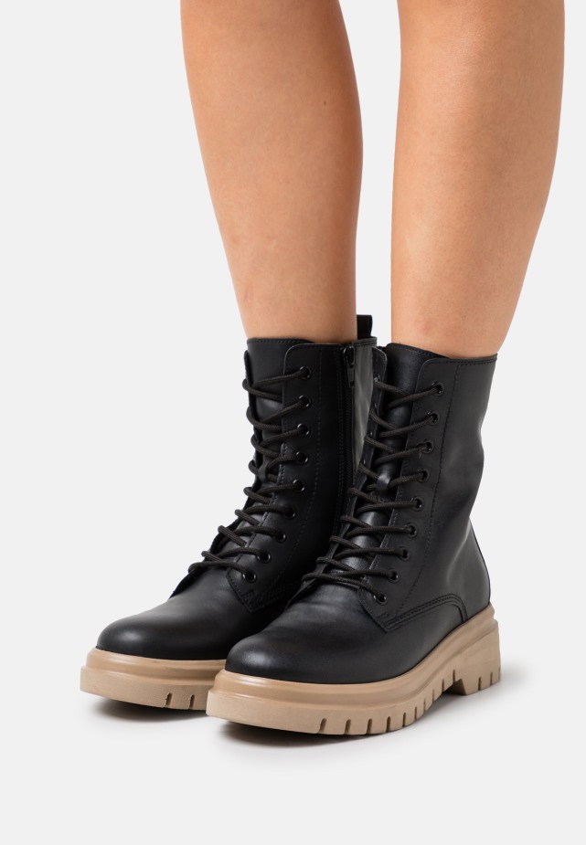 Donker Nudekleurige Gabor Enkellaarsjes Met Veters